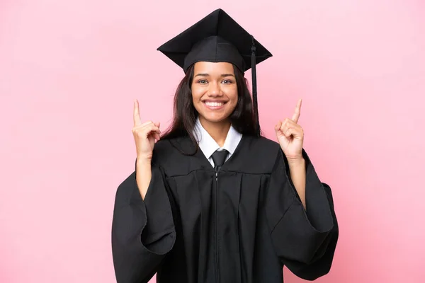 Joven Universitaria Colombiana Graduada Aislada Sobre Fondo Rosa Señalando Una — Foto de Stock