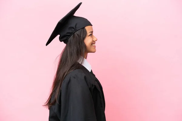 Fiatal Egyetemi Kolumbiai Diplomás Elszigetelt Rózsaszín Háttér Nevet Oldalsó Pozícióban — Stock Fotó