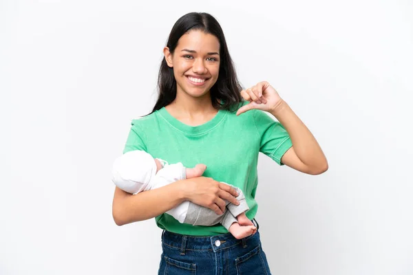 彼女の新生児を持つ若いコロンビアの女性は 誇りと自己満足の白い背景で孤立しました — ストック写真