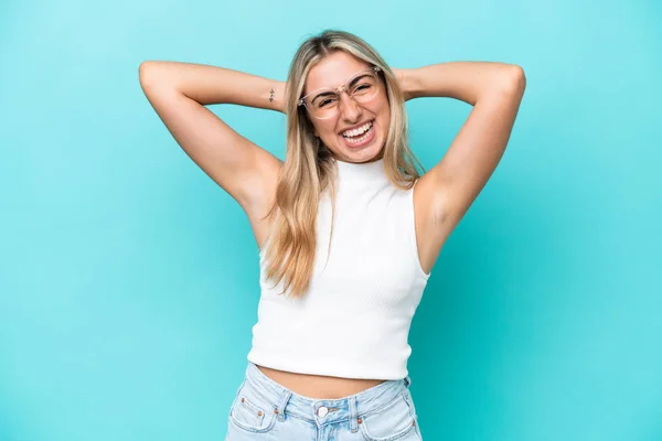 Jonge Kaukasische Vrouw Geïsoleerd Blauwe Achtergrond Lachen — Stockfoto