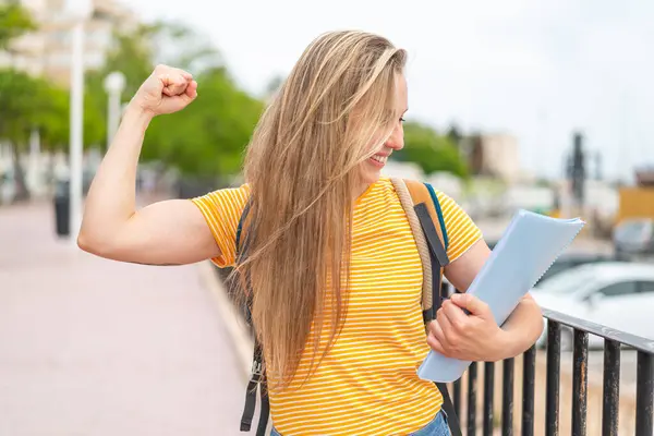 Junge Blonde Studentin Feiert Freien Einen Sieg — Stockfoto