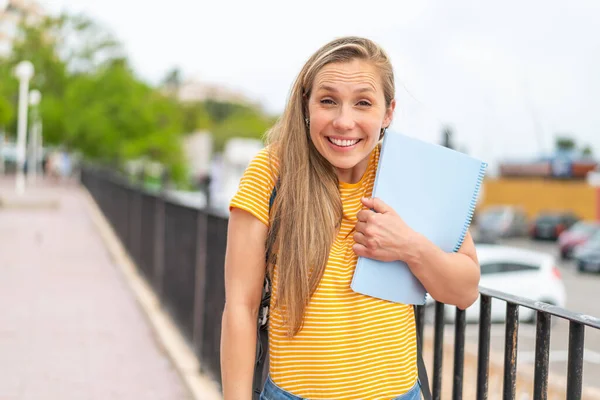 Junge Blonde Studentin Mit Überraschung Und Schockiertem Gesichtsausdruck — Stockfoto