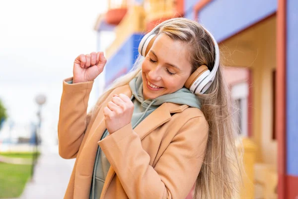 Молодая Блондинка Открытом Воздухе Слушает Музыку Танцы — стоковое фото