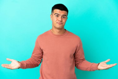 Soyutlanmış mavi geçmişi olan genç yakışıklı bir adam şüpheleri var.