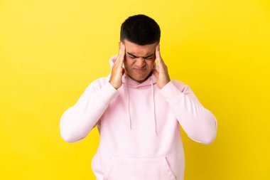 Genç, yakışıklı, soyutlanmış, sarı arka plan, baş ağrısı.