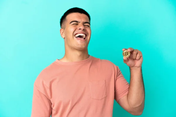 Junger Gutaussehender Mann Hält Lachend Einen Bitcoin Über Einen Isolierten — Stockfoto