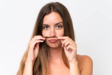 Beyaz arka planda izole edilmiş genç beyaz kadın saçlarına dokunuyor. Portreyi kapat