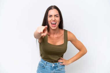 Beyaz arka planda izole edilmiş genç beyaz kadın hayal kırıklığına uğramış ve ön tarafı işaret ediyor.