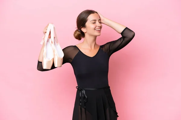 Joven Bailarina Caucásica Haciendo Ballet Aislado Sobre Fondo Rosa Sonriendo —  Fotos de Stock