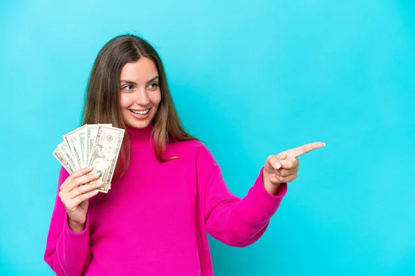 Joven Mujer Caucásica Tomando Montón Dinero Aislado Sobre Fondo Azul — Foto de Stock