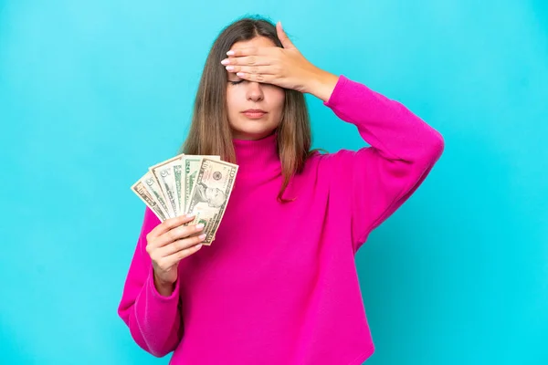 Mujer Caucásica Joven Tomando Montón Dinero Aislado Sobre Fondo Azul — Foto de Stock