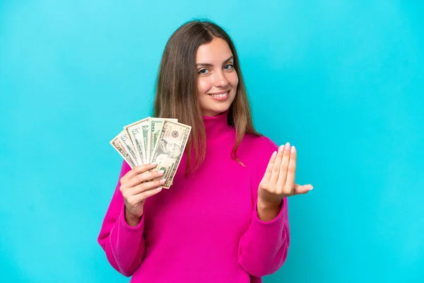 Νεαρή Καυκάσια Γυναίκα Που Παίρνει Πολλά Χρήματα Απομονωμένη Μπλε Φόντο — Φωτογραφία Αρχείου