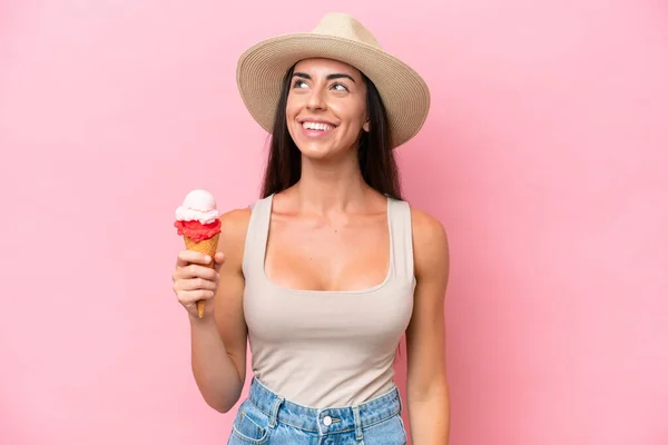 Νεαρή Καυκάσια Γυναίκα Ένα Κορνέτο Παγωτό Απομονωμένο Ροζ Φόντο Σκέφτεται — Φωτογραφία Αρχείου