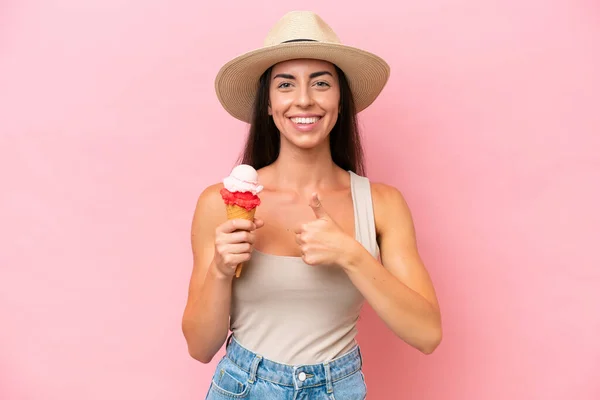 Νεαρή Καυκάσια Γυναίκα Ένα Κορνέτο Παγωτό Απομονωμένο Ροζ Φόντο Δίνοντας — Φωτογραφία Αρχείου