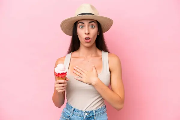 Νεαρή Καυκάσια Γυναίκα Ένα Παγωτό Κορνέτα Απομονωμένη Ροζ Φόντο Έκπληκτη — Φωτογραφία Αρχείου