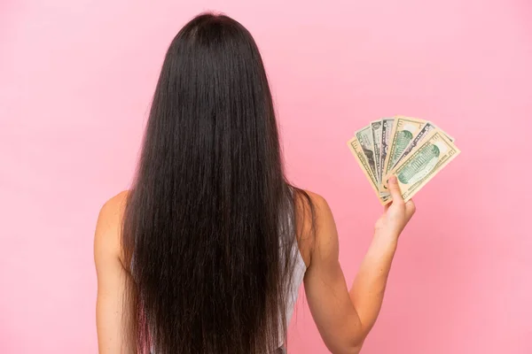 Jovem Mulher Caucasiana Tendo Monte Dinheiro Isolado Fundo Rosa Posição — Fotografia de Stock