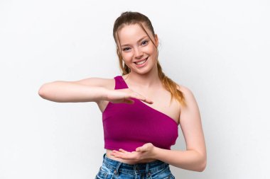 Beyaz arka planda izole edilmiş genç beyaz bir kız, bir ilan vermek için avucunun içinde hayali bir fotokopi makinesi tutuyor.