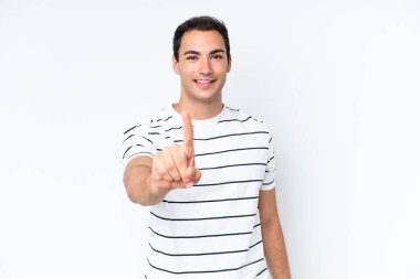 Beyaz arka planda izole edilmiş genç beyaz adam parmağını kaldırıyor ve gösteriyor.