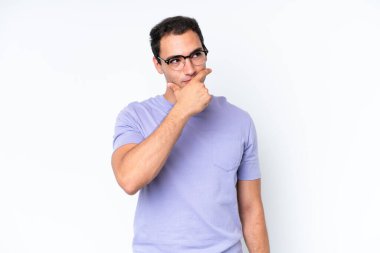 Beyaz arka planda izole edilmiş genç beyaz bir adam. Şüpheleri var ve kafası karışmış bir yüz ifadesi var.