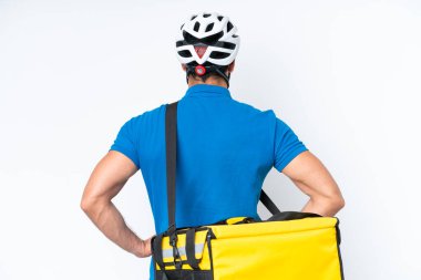 Termal sırt çantalı beyaz arka planda izole edilmiş beyaz saçlı genç bir adam.