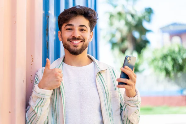 Knappe Arabische Man Met Behulp Van Mobiele Telefoon Buiten Met — Stockfoto