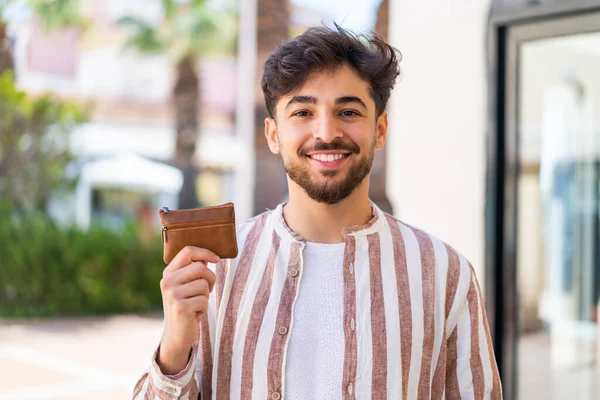 Snygg Arabisk Man Håller Plånbok Utomhus Ler Hel Del — Stockfoto