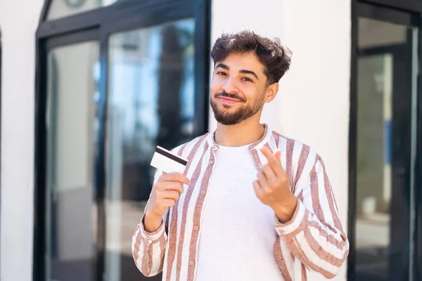 Fešák Arab Muž Venku Drží Kreditní Kartu Dělá Peníze Gesto — Stock fotografie