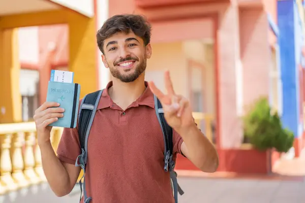 Junger Arabischer Gutaussehender Mann Der Freien Einen Pass Hält Lächelt — Stockfoto