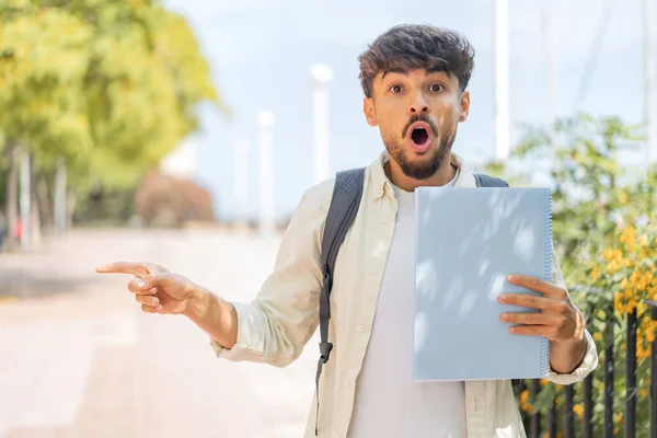 Junge Studentin Arabisch Mann Freien Überrascht Und Zeigt Seite — Stockfoto