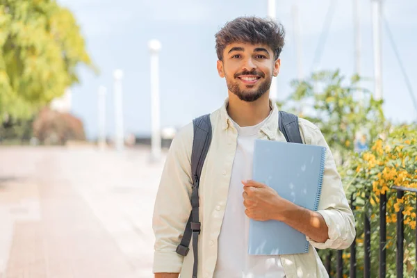 Joven Estudiante Árabe Aire Libre Sonriendo Mucho — Foto de Stock