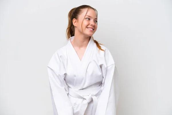 Jong Kaukasisch Meisje Doen Karate Geïsoleerd Witte Achtergrond Kijken Naar — Stockfoto