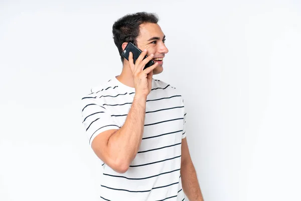 Молодой Кавказский Мужчина Белом Фоне Ведет Беседу Мобильным Телефоном — стоковое фото