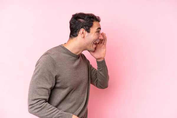 Νεαρός Καυκάσιος Άνδρας Απομονωμένος Ροζ Φόντο Φωνάζοντας Στόμα Ορθάνοιχτο Στο — Φωτογραφία Αρχείου
