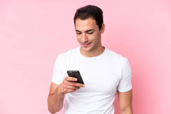 Νεαρός Καυκάσιος Άνδρας Απομονωμένος Ροζ Φόντο Στέλνοντας Μήνυμα Email Κινητό — Φωτογραφία Αρχείου
