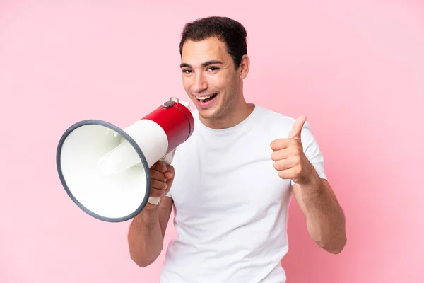 Junger Kaukasischer Mann Isoliert Auf Rosa Hintergrund Schreit Durch Ein — Stockfoto