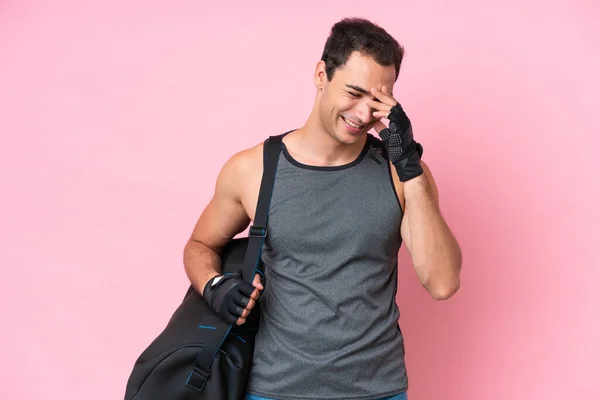 Νεαρός Αθλητής Καυκάσιος Άνδρας Αθλητική Τσάντα Απομονωμένη Ροζ Φόντο Γελώντας — Φωτογραφία Αρχείου