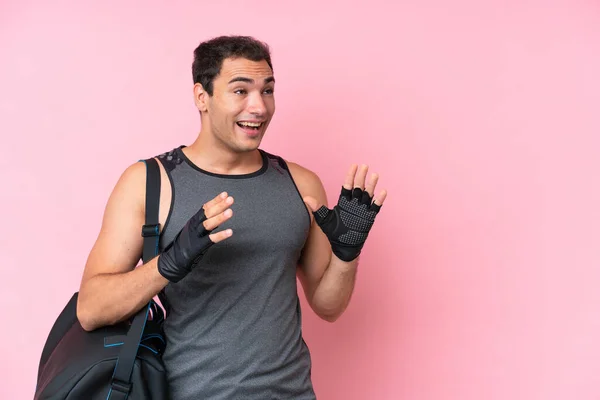 Young Sport Caucasian Man Sport Bag Isolated Pink Background Surprise — 스톡 사진