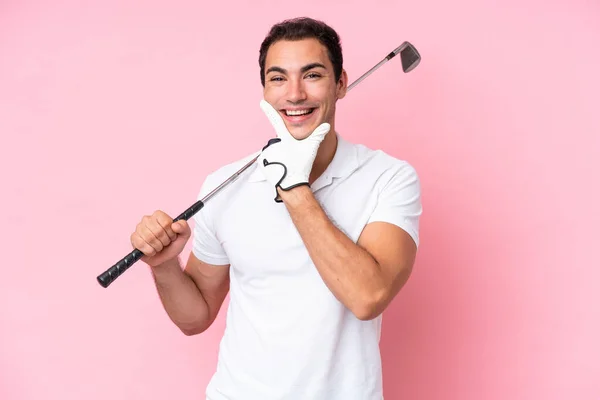 Joven Jugador Golf Hombre Aislado Sobre Fondo Rosa Feliz Sonriente —  Fotos de Stock