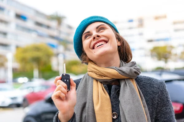 Μελαχρινή Γυναίκα Κρατώντας Κλειδιά Του Αυτοκινήτου Εξωτερικούς Χώρους Κοιτάζοντας Ψηλά — Φωτογραφία Αρχείου