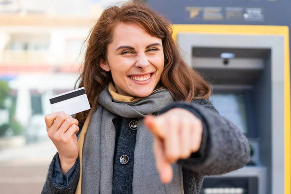 Brunetka Kobieta Trzyma Kartę Kredytową Świeżym Powietrzu Wskazuje Palcem Ciebie — Zdjęcie stockowe