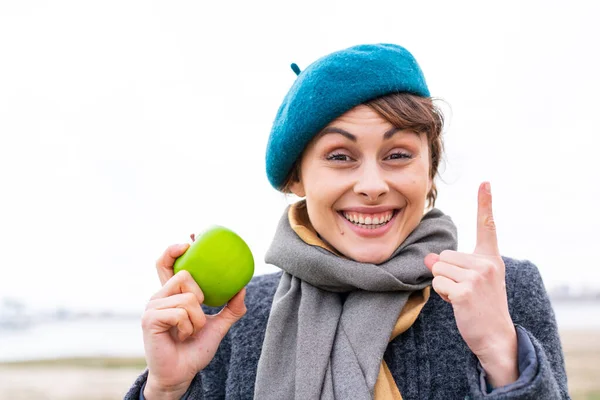 Brunette Woman Apple Outdoors Pointing Great Idea — Stock Photo, Image