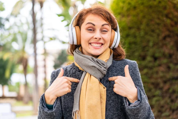 Μελαχρινή Γυναίκα Ακούει Μουσική Ακουστικά Εξωτερικούς Χώρους Έκπληξη Έκφραση Προσώπου — Φωτογραφία Αρχείου