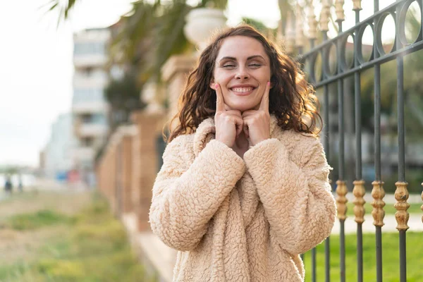 Joven Mujer Caucásica Aire Libre Sonriendo Con Una Expresión Feliz — Foto de Stock