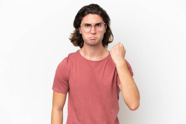 Beyaz arka planda, mutsuz bir ifadeyle izole edilmiş genç yakışıklı adam.