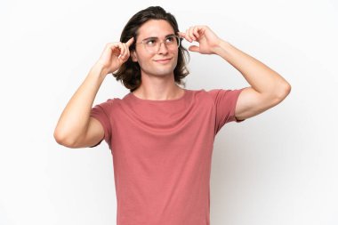 Beyaz arka planda izole edilmiş genç yakışıklı bir adam. Şüpheleri ve düşünceleri var.