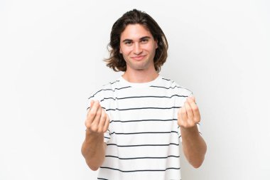 Beyaz arka planda izole genç yakışıklı adam para hareketi yapıyor.