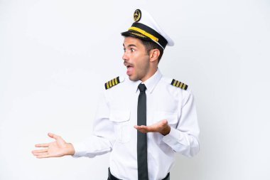 İzole edilmiş beyaz arka planda, şaşırmış yüz ifadesi olan uçak pilotu.