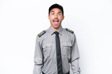 İzole edilmiş beyaz arka planda, şaşırmış yüz ifadesi olan genç bir güvenlik görevlisi.