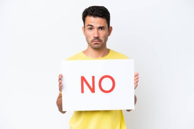 Soyutlanmış beyaz arka planı olan yakışıklı genç bir adam elinde üzgün bir ifadeyle içinde 