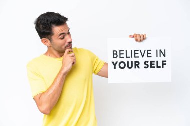 İzole edilmiş beyaz arka planı olan genç yakışıklı bir adam. Elinde 